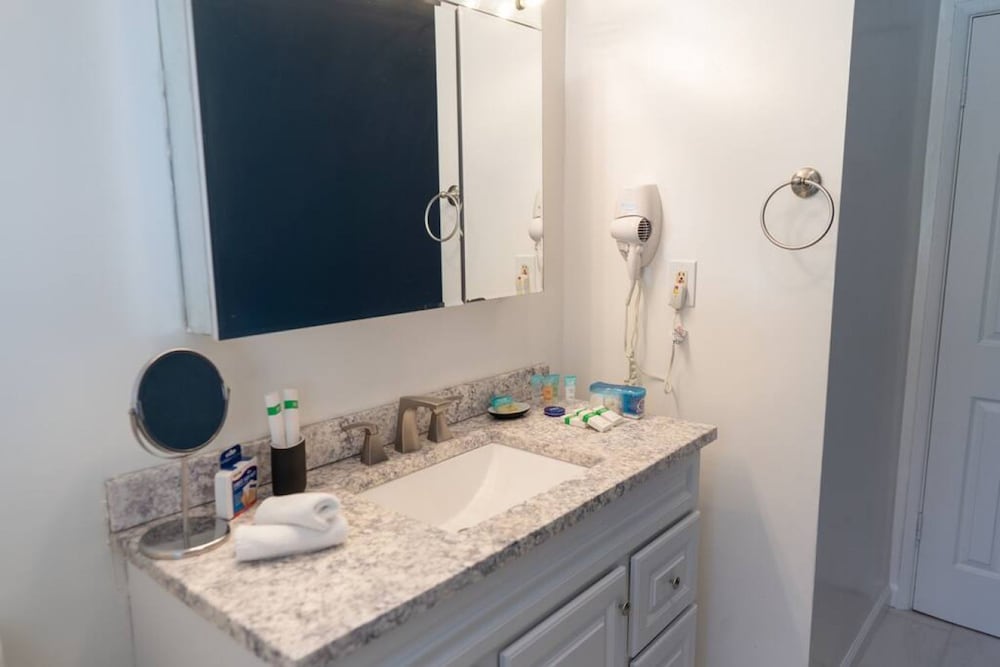 Disneyland Renovated 3BR Fullerton House w Garage Fenced Yard p56