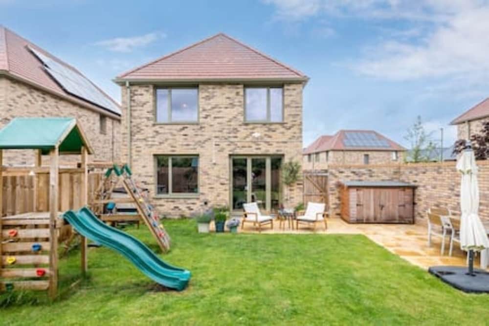 Family-friendly Getaway - Garden Parking Sleeps 7