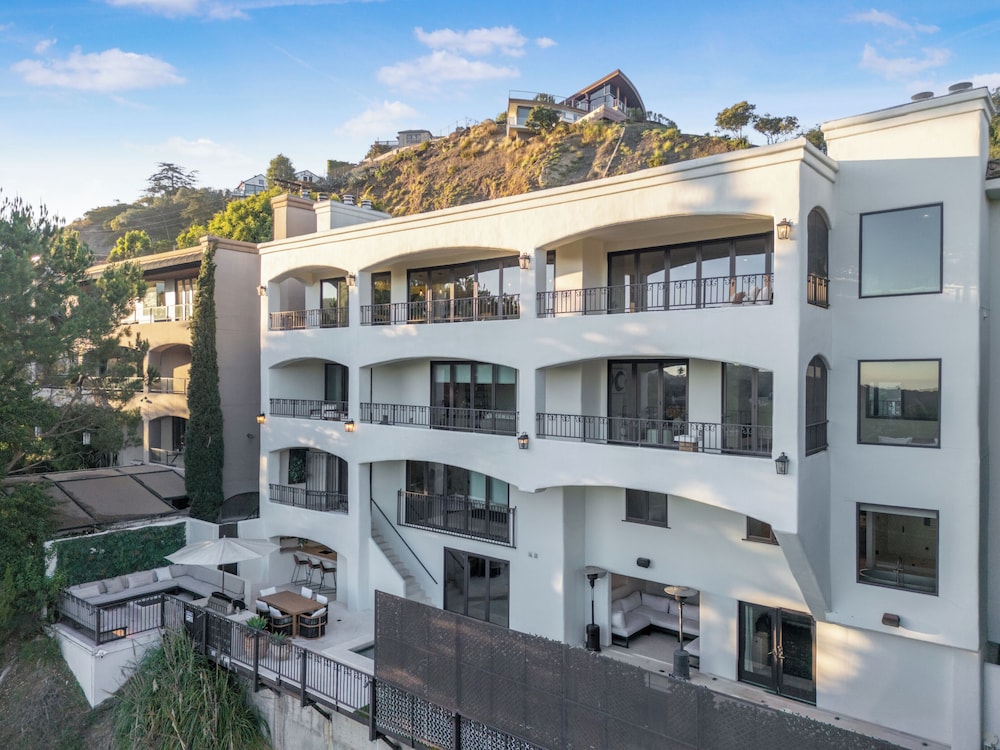 Villa Solea - Mulholland Retreat w/ Pool, Spa & Iconic LA Views
