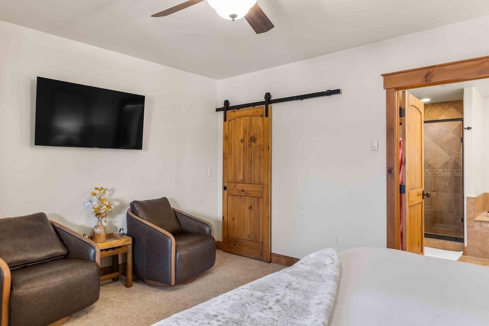 Mount Victoria Lodge #d 3 Bedroom Condo by RedAwning