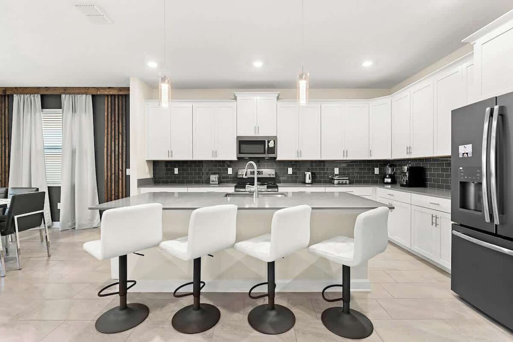 Sophisticated 6BR at Storey Lake