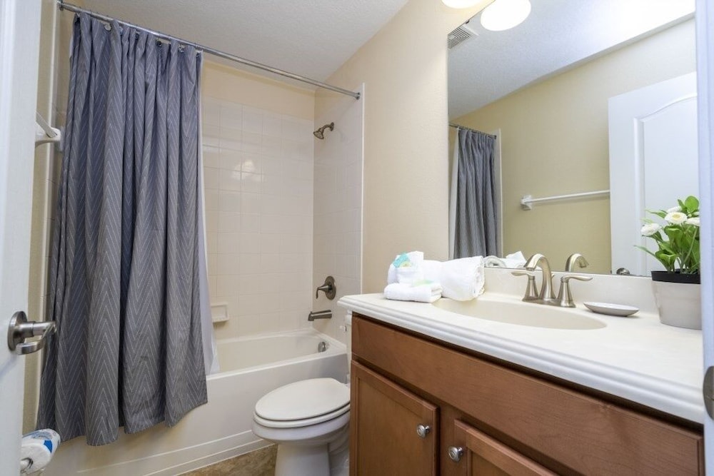 Family Pool Home Near Disney!! Modern Decor, Bbq ,resort W/ Tons Of Amenities! 6 Bedroom Home