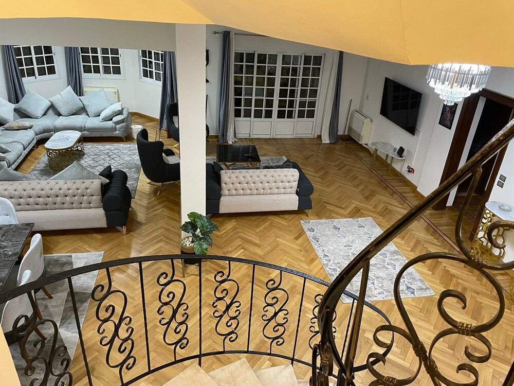 Beverly hills villa with garden
