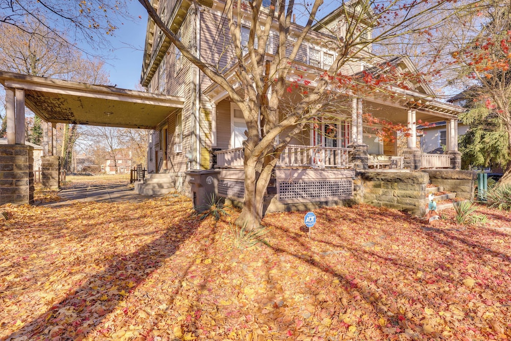 < 1 Mi to Youngstown State: Historic Home w/ Porch
