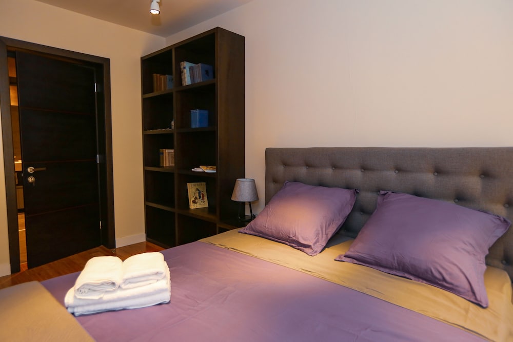 Hosthub 2 Bedroom near Dry Bridge SmartTV view 4