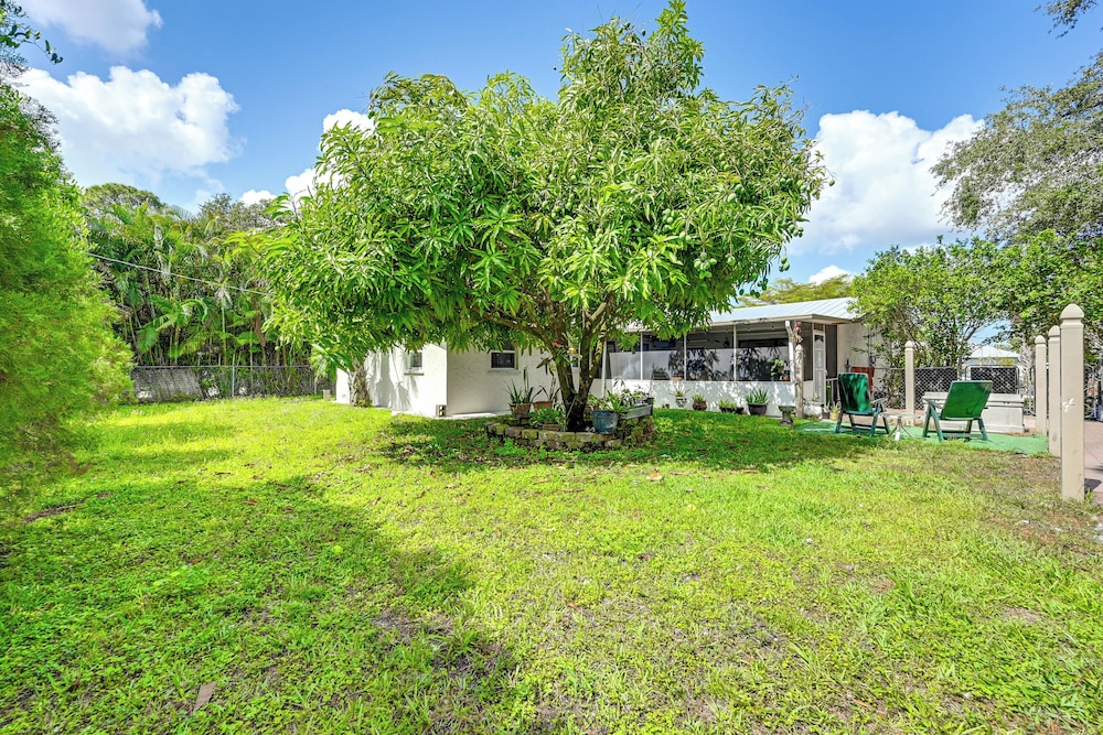 1 Mi to Dtwn Bonita Springs: Home w/ Lush Yard!