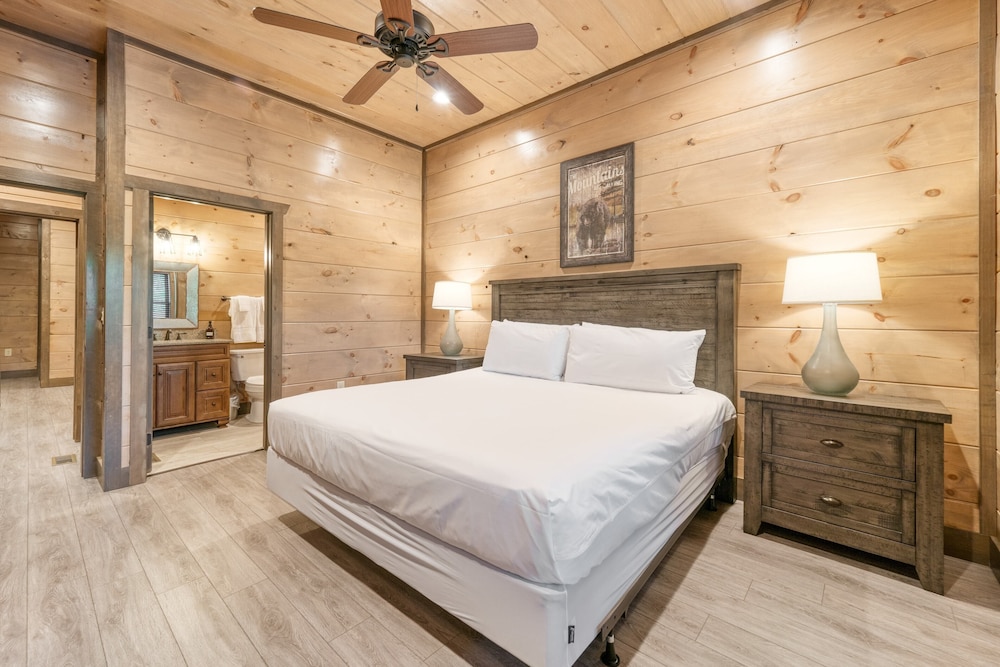 Wanderer by Avantstay Sleeps 34, A+ Custom Smokies Cabin view 4