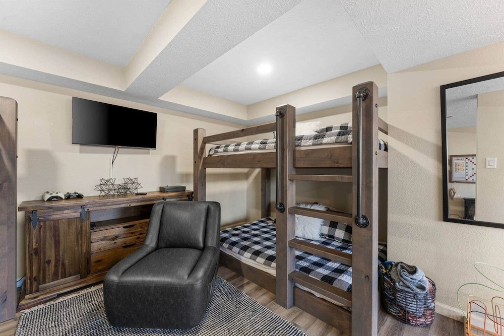 Hot Tub-Firepit-Bunkroom near Crick view 2