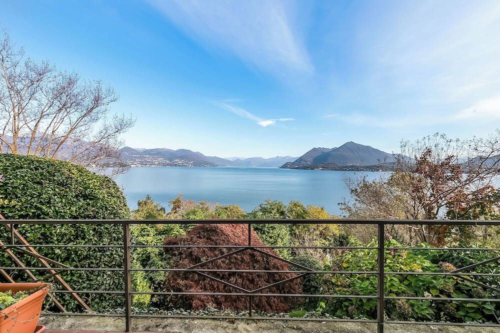 Infinity Lake View Terraced Casa