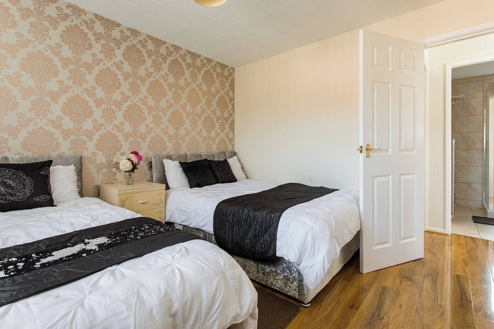2 Bedroom Holiday Home Eith 3 Beds & Sofa Bed Near Manchester City Stadium