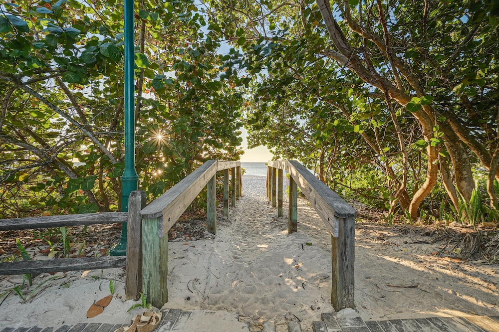 Sleek Coastal Abode: 1 Block to Naples Beach! view 3