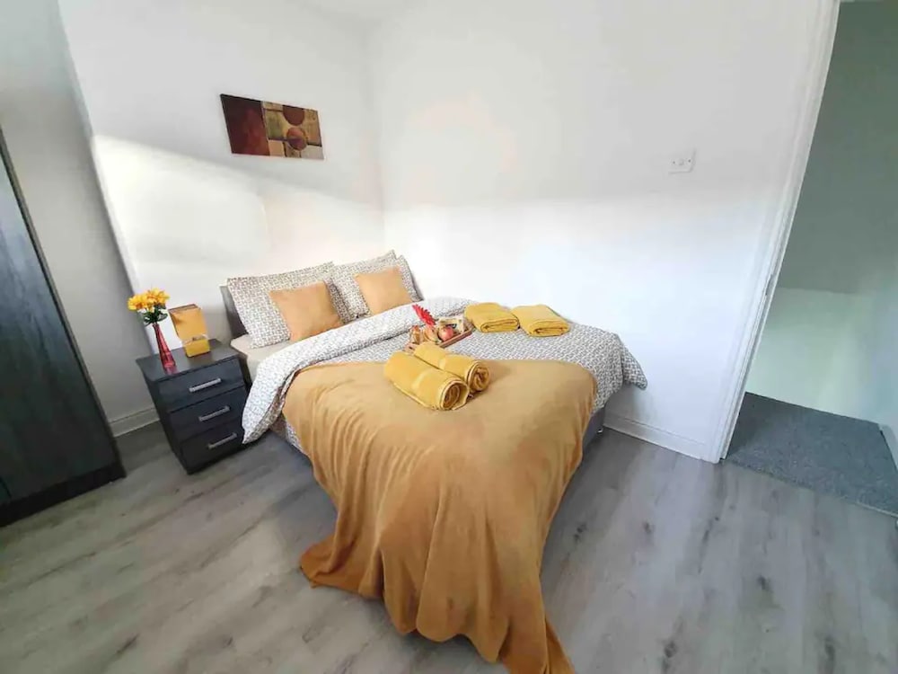 Lovely 3-bed Apartment in Coventry view 2