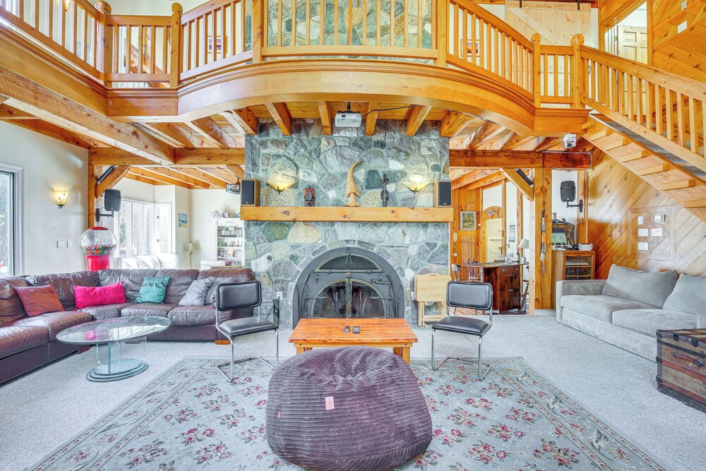 4 Mi to Danbury: Apt w/ Indoor Pool Access