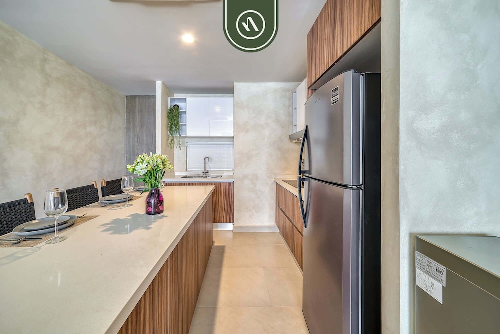 Luxury 2 BR Condo Near Beaches - Pools - Gym