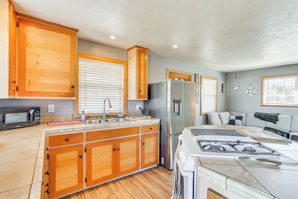 < 1 Mi to Lake Almanor: Home w/ Furnished Decks!