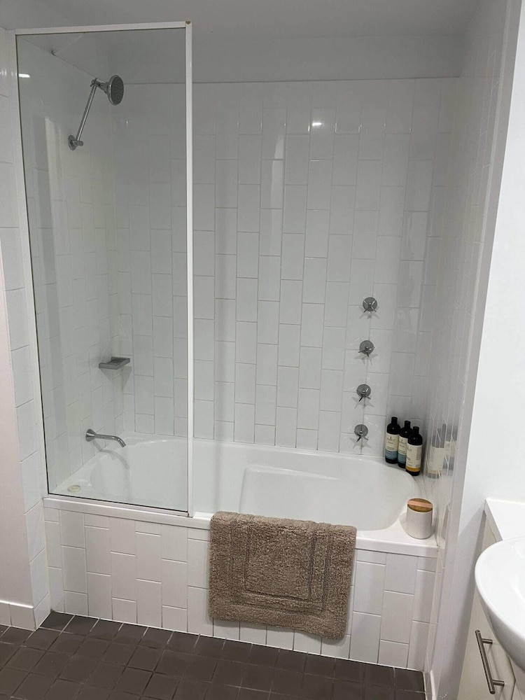 Open 1 Bedroom Apartment in Brisbane City view 4