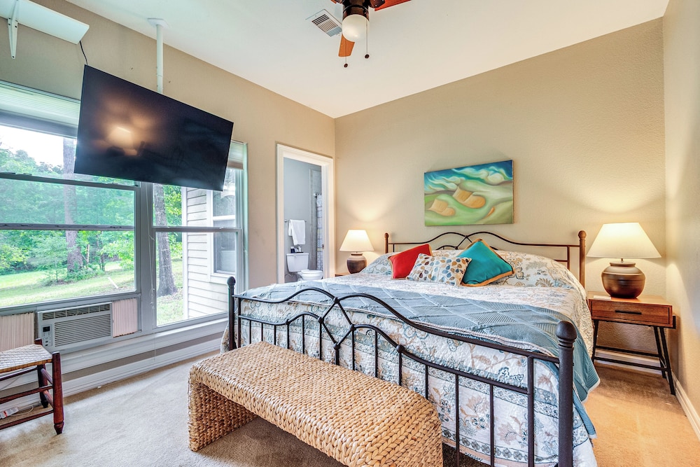 Views, Sunsets & Wildlife: Waterfront Gem in Texas