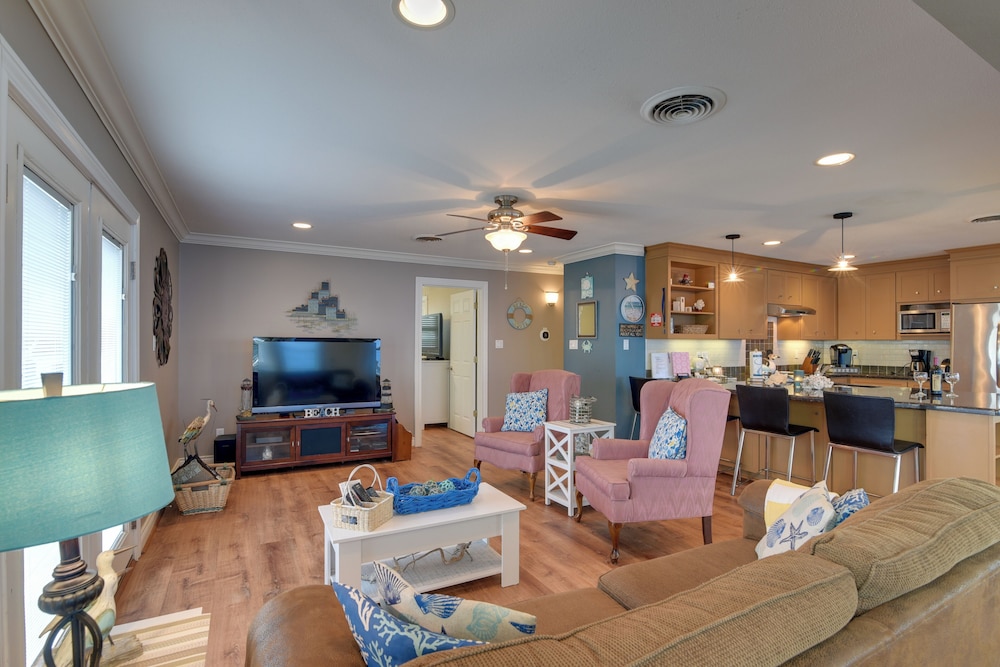 Steps to Beach: Home w/ Deck in Galveston! view 4