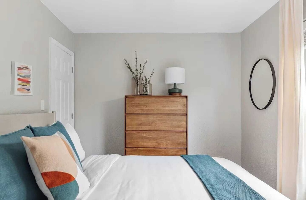 7bdr w/ Private Pool, Hot Tub, Fire Pit, Walk to Beach Tidal Wave by Avantstay