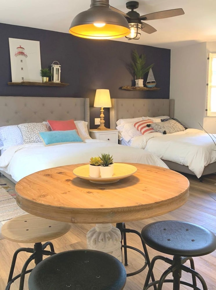 New Cozy Studio 2 Queen Beds, Kitchen Walk to Water