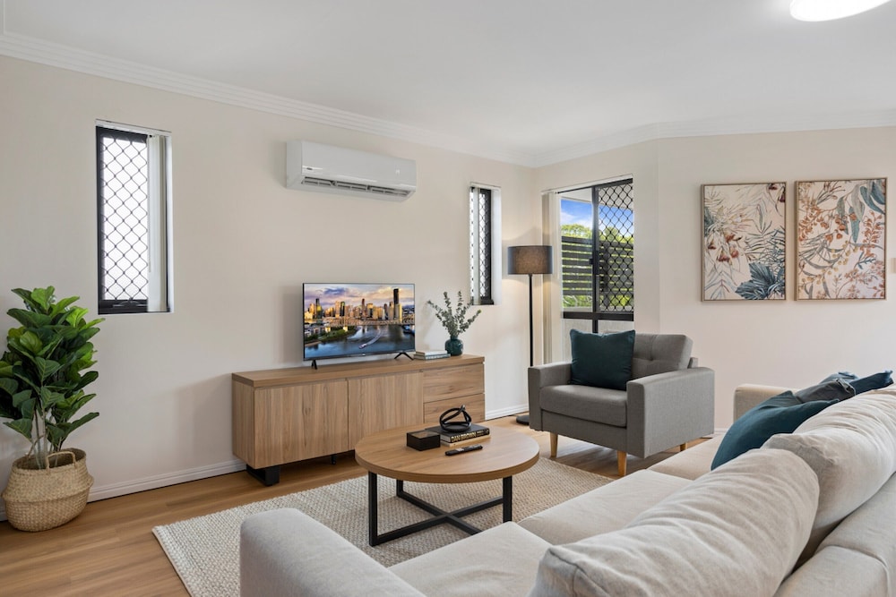 Comfy 2-bedroom Family Apartment With Free Parking