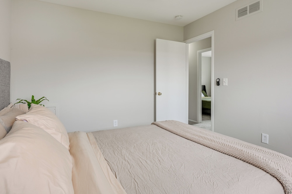 3 Mi to Dtwn Royal Oak: Getaway w/ Fenced Yard!