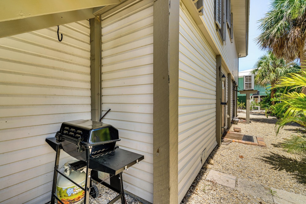 Walk to Sugar Sands: Retreat in Fort Myers Beach