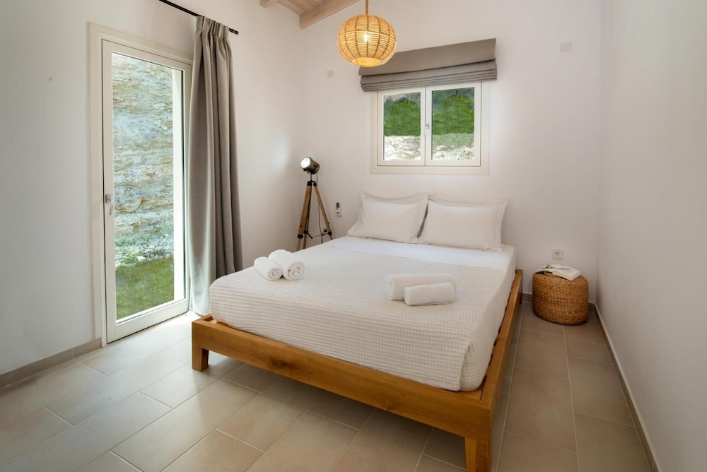 Terra Villa in Apergatika view 2