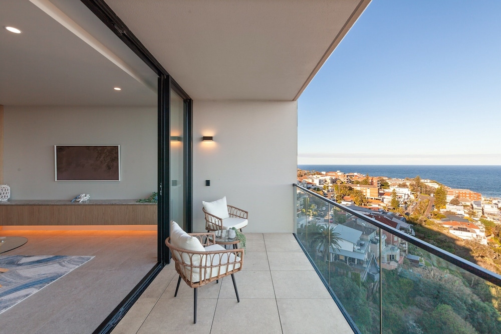 Modern 1-bed With Tamarama Beach Views
