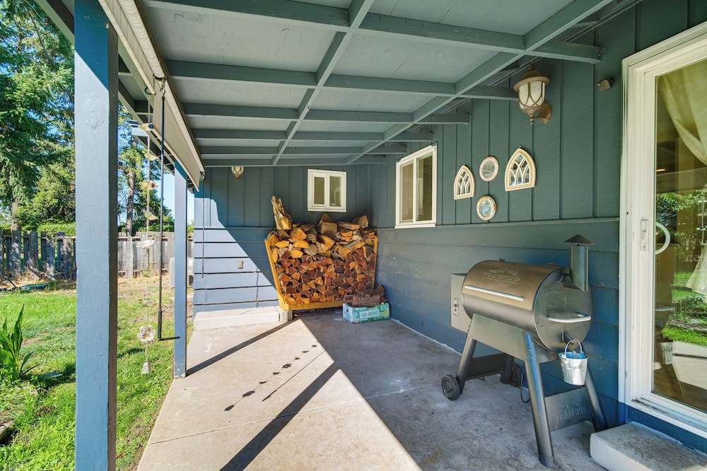 Walk to Rogue X: Medford Family Home w/ Large Yard