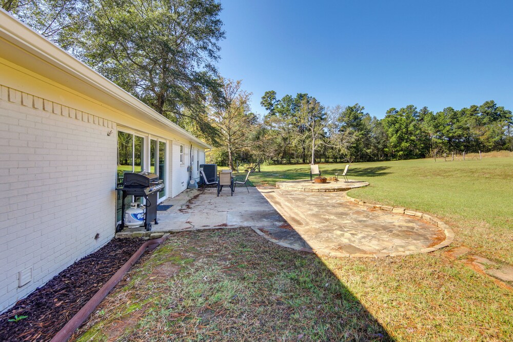 Fire Pit & Grill: Tyler Home on 5 Acres!