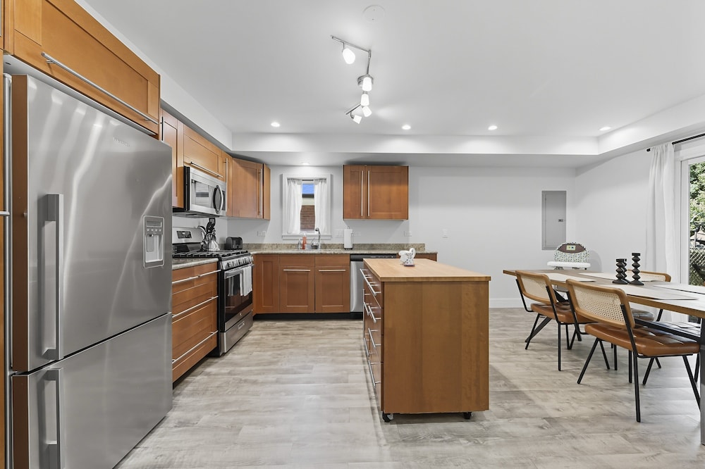 Bright Modern 3bed 2.5bath Evanston Home W/parking 3 Bedroom Home