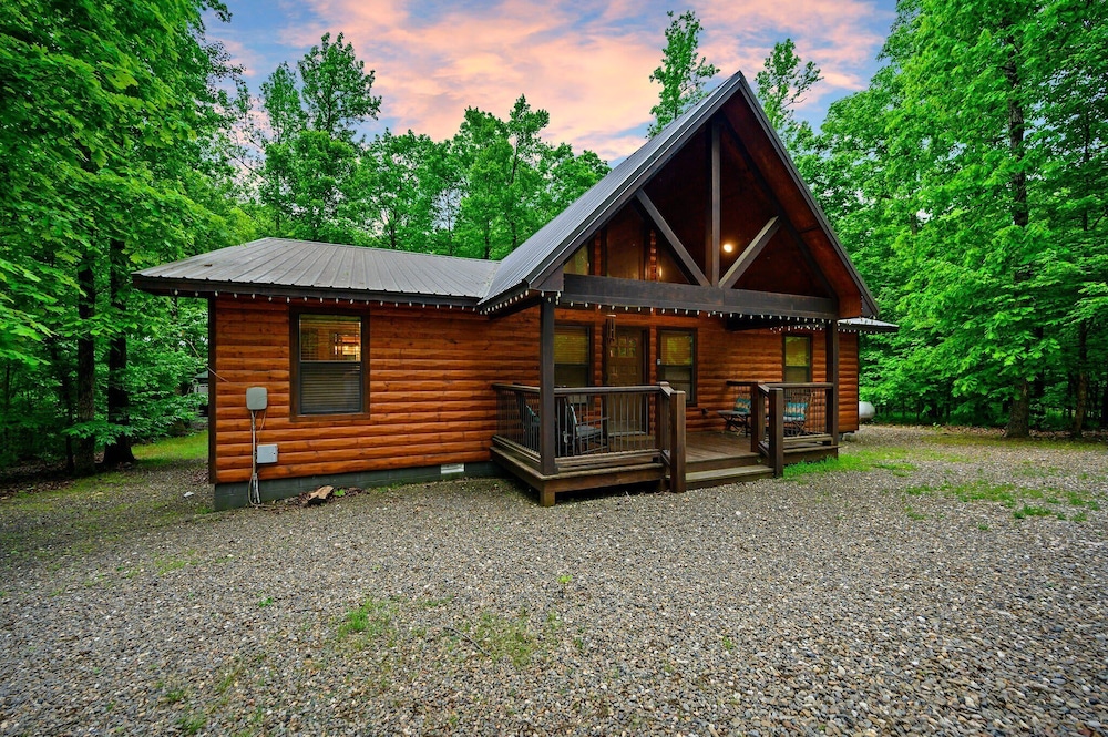 Whitetail Retreat Cabin for 13!