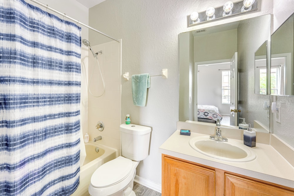 9 Mi to Disney: Gated Resort Escape w/ Pool Access