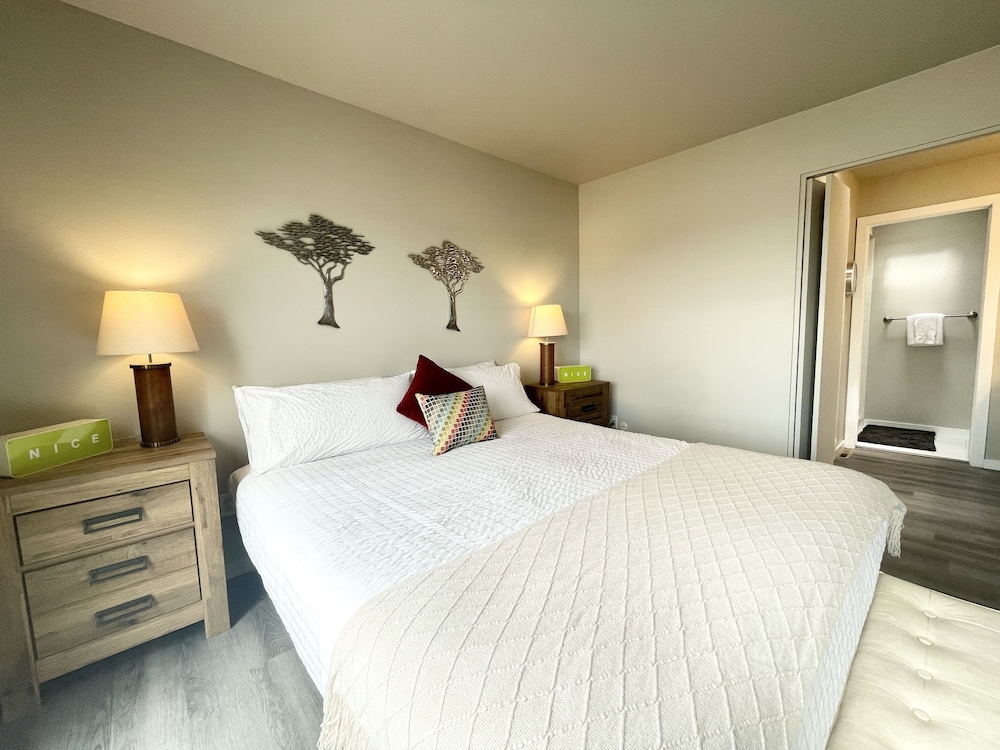 Peaceful Retro Retreat W/ Stunning Lake Views! view 2