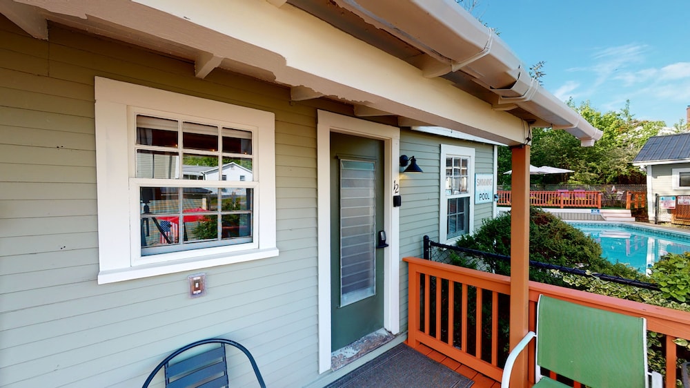 Lakeview House & Cottages