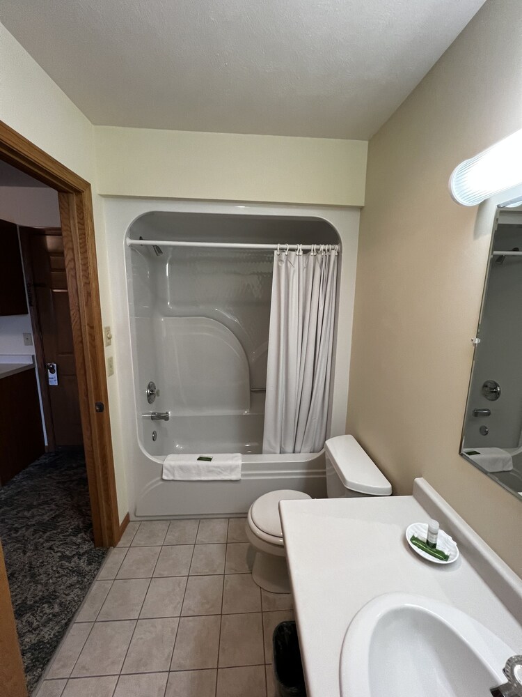 Budget Host Inn & Suites