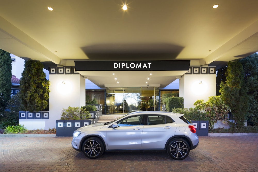 Hotel Ramada by Wyndham Diplomat Canberra - Image 1