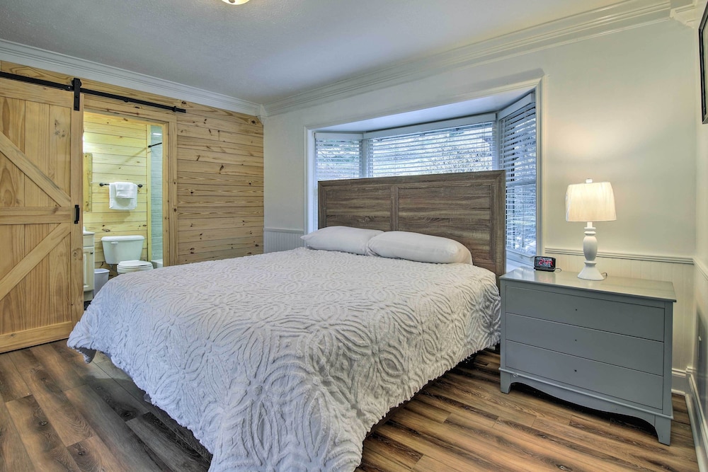 Pet-friendly Gatlinburg Cabin w/ Hot Tub!