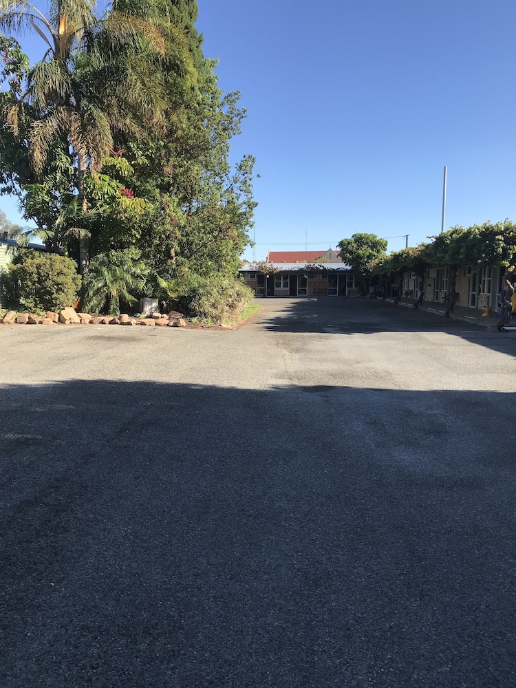Travelway Motel