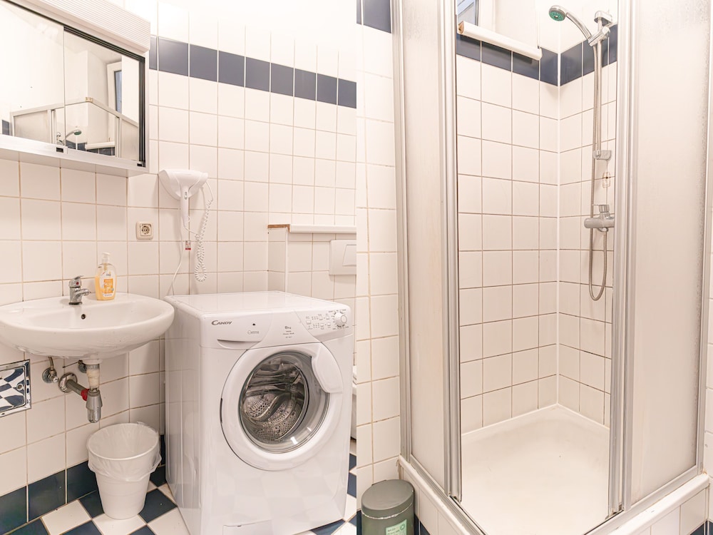 Basic 2BR Apt Near Westbahnhof