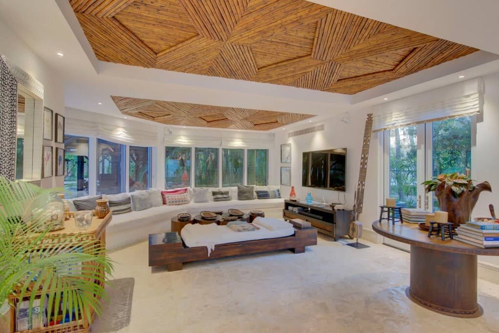 6 BR Beachfront Lush Oasis