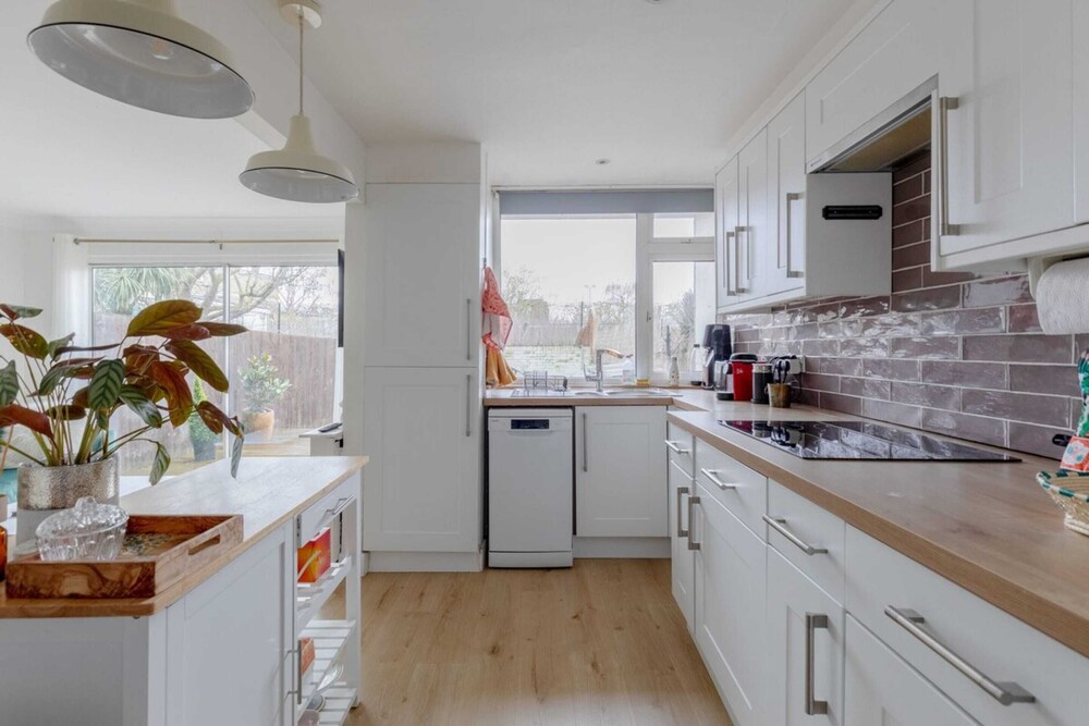 Scandi-style 2BD Maisonette W/garden Brick Lane!