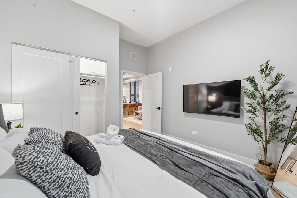 Chic 2BR Apartment in Edgewater Modern Comfort