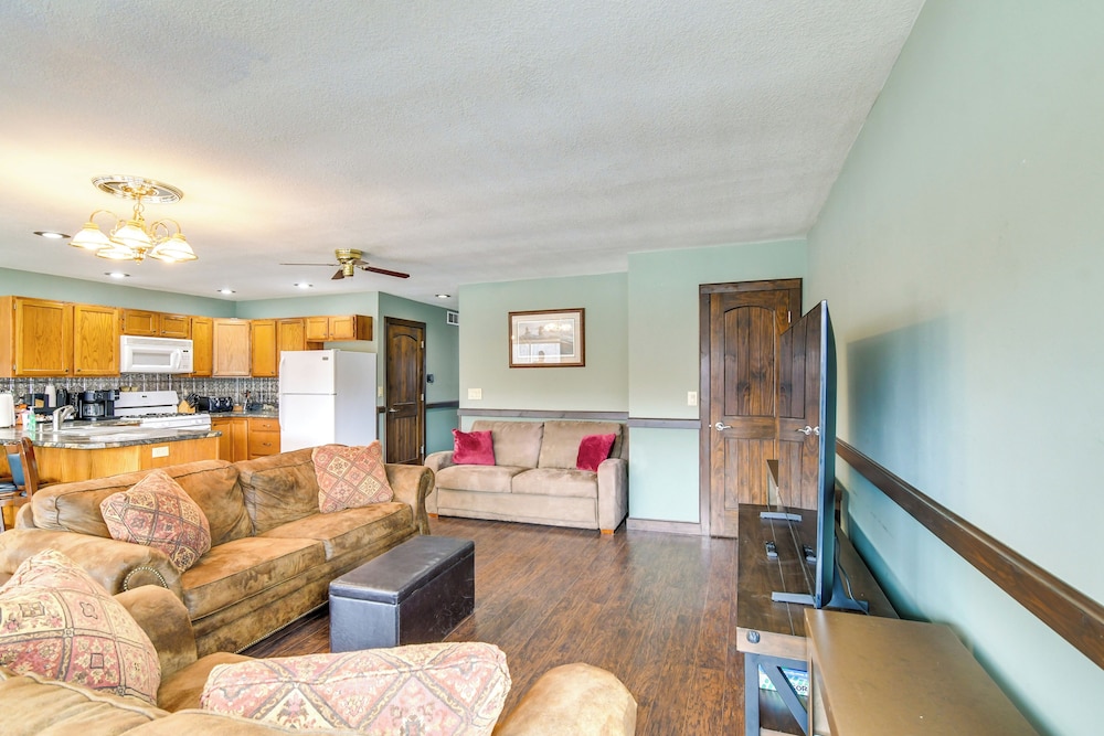 Riverfront Cabin Near Dtwn Pella w/ Game Room!