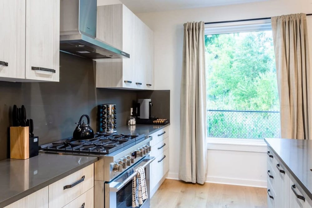Massive 10br Compound6 Min to Downtown Austin