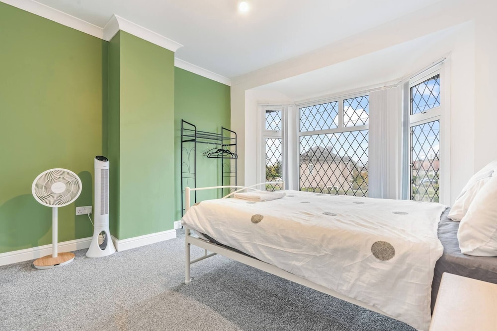 Beautiful 5 Bedroom Home in Coventry 14min to NEC