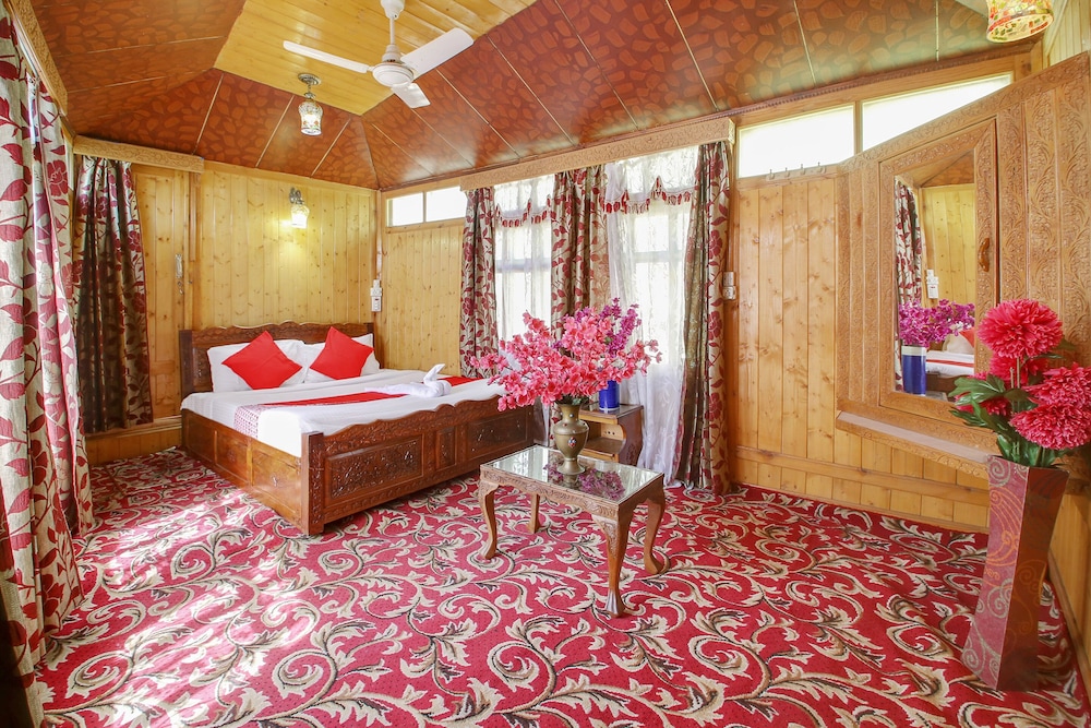 OYO 6410 Amina HouseBoat view 3