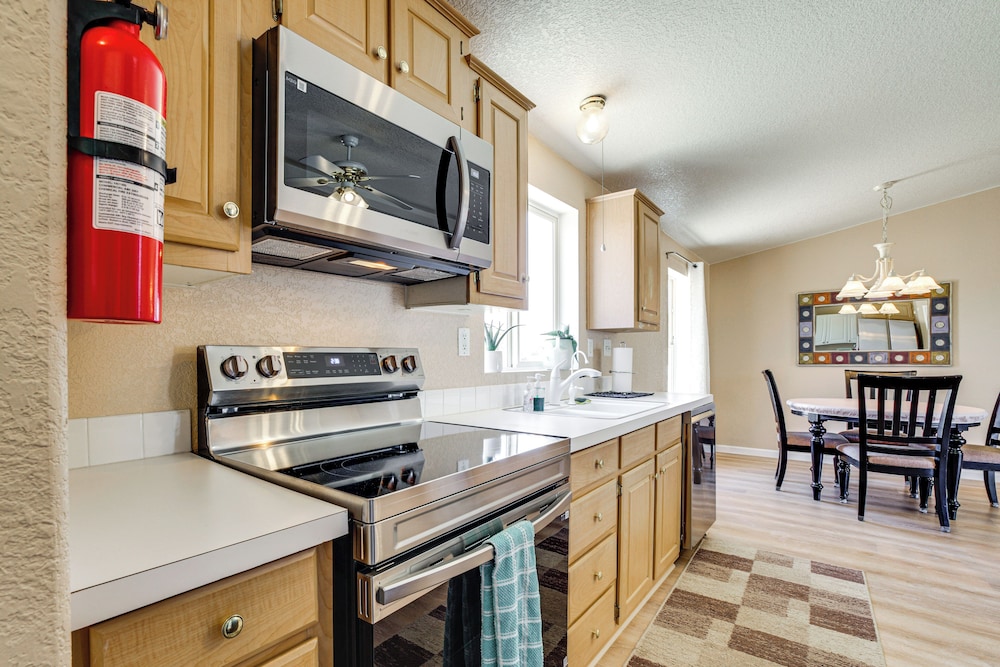 6 Mi to Downtown Pahrump: Scenic Desert Retreat