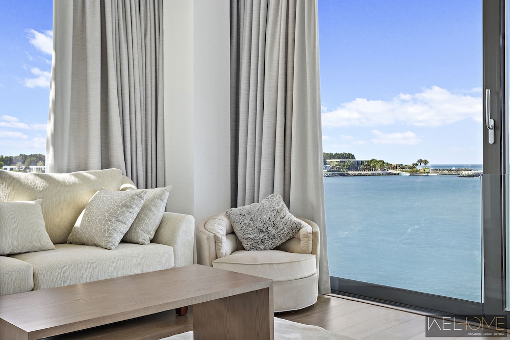 WelHome - Extraordinary Giant Water Villa on Nurai Island